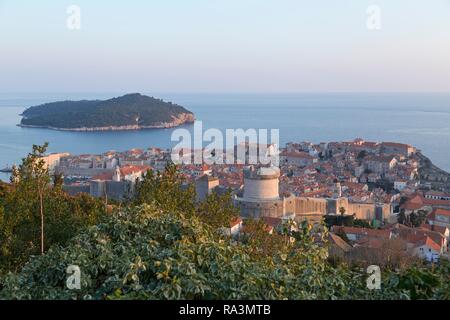 Panoramablick auf die Altstadt vom Berg Srd, Dubrovnik, Kroatien Stockfoto