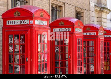 Rote englische Telefonzellen, London, Vereinigtes Königreich Stockfoto