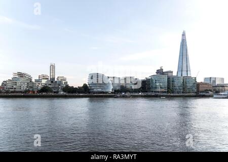Themse mit Rathaus und Wolkenkratzer der Shard, London, Großbritannien Stockfoto