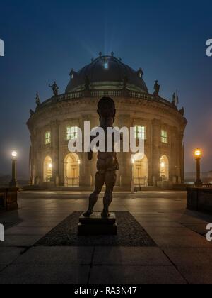 Bodemuseum auf der Museumsinsel mit der Bronze Skulptur Hektor von Markus Lüpertz bei Nebel in der Dämmerung, Berlin Mitte, Berlin, Deutschland Stockfoto
