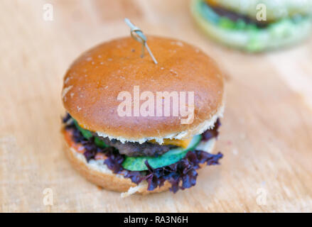 Frische burger Closeup auf hölzernen Tisch Stockfoto