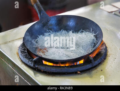 Kochen im Freien asiatische Speisen in einem Wok auf dem Gasherd closeup Stockfoto