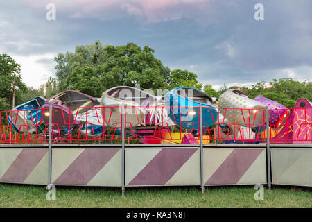 Schnell bewegten Kreisverkehr im Vergnügungspark closeup Stockfoto