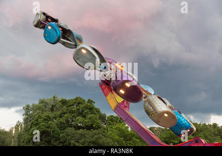 Schnell bewegten Kreisverkehr im Vergnügungspark closeup Stockfoto