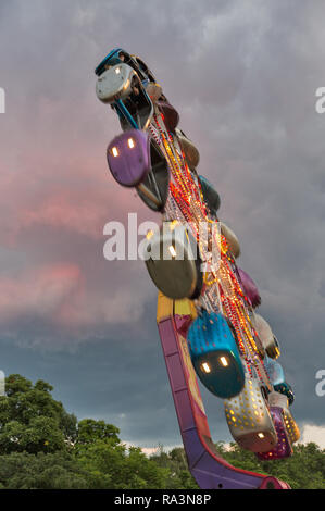 Schnell bewegten Kreisverkehr im Vergnügungspark closeup Stockfoto