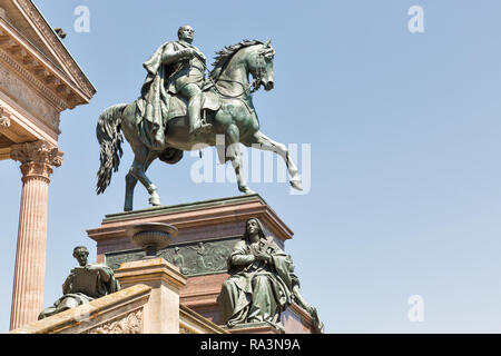 Reiterstandbild König Friedrich Wilhelm vor der Alten Nationalgalerie in Berlin, Deutschland. Stockfoto