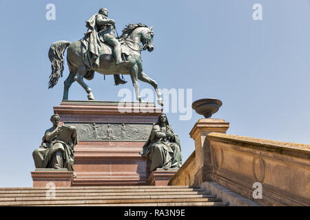 Reiterstandbild König Friedrich Wilhelm vor der Alten Nationalgalerie in Berlin, Deutschland. Stockfoto