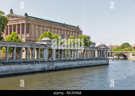 Dorische Säulen in der Kolonnade, vor der Alten Nationalgalerie auf der Museumsinsel in Berlin, Deutschland. Stockfoto