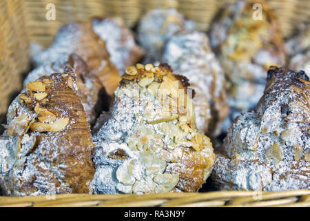 Frische Croissants mit Mandeln Detailansicht in den Warenkorb Stockfoto