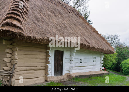 Traditionelle alte Ukrainische ländlichen Holzhaus mit Stroh Dreieck Dach Stockfoto