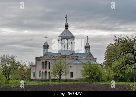 Neu erbaute Kirche in Moryntsi, Ukraine. Mutterschaft der berühmten ukrainischen Dichters Taras Schewtschenko. Stockfoto