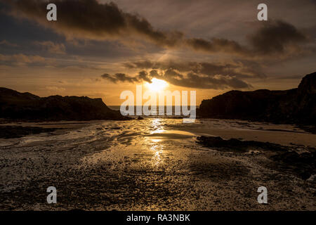 Sonnenuntergang über dem Meer von Porth Dafarch, Anglesey, Nordwales Stockfoto