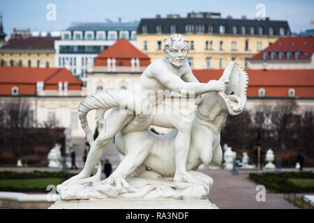 Skulptur von einem Mann Wrestling ein Krokodil im Schloss Belvedere formale Gärten, Wien, Österreich. Stockfoto