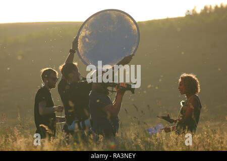 Die TV-Moderatorin Gillian Burke filmt live im St Aidan's Nature Park für BBC Springwatch 2018 Stockfoto