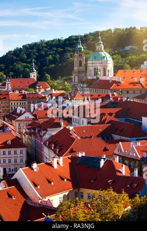 Luftaufnahme der alte Teil der Stadt mit Pgrague Dächer, Türme, Kuppeln. Sehr europäischen Stil. Sommer Ton Stimmung. blye Himmel mit Wolken bis zum Horizont. Stockfoto