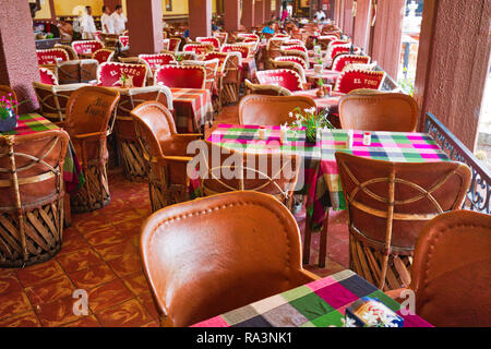 Guadalajara, Tlaquepaque, Mexiko - 20 April 2018: Tlaquepaque Cafes und Restaurants in der Kunst Dorf während der Hauptreisezeit Stockfoto