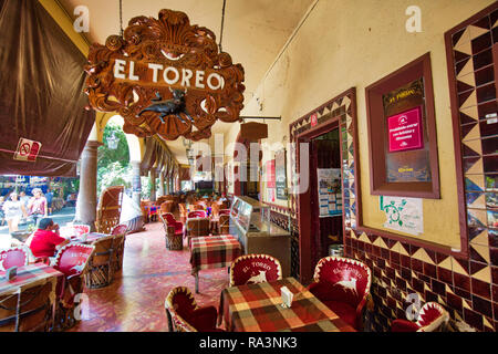 Guadalajara, Tlaquepaque, Mexiko - 20 April 2018: Tlaquepaque Cafes und Restaurants in der Kunst Dorf während der Hauptreisezeit Stockfoto