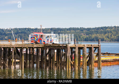Eine bunte van verkaufen fast food an einem Dock auf Vancouver Island