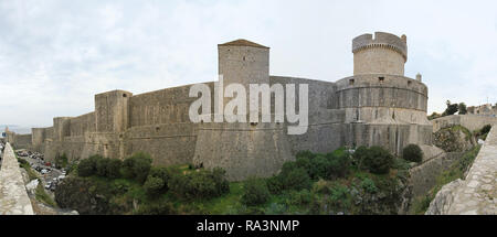 DUBROVNIK, KROATIEN - 19. April: Stadtmauern in Dubrovnik am 19. APRIL 2011. Die Stadtmauer und die mittelalterliche Burg Wahrzeichen in Dubrovnik, Kroatien. Stockfoto