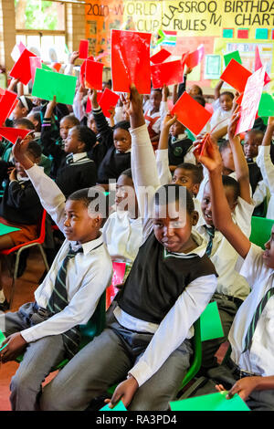 Soweto, Südafrika - 26. Oktober 2011: Afrikanische Kinder in der Grundschule Klassenzimmer Stockfoto