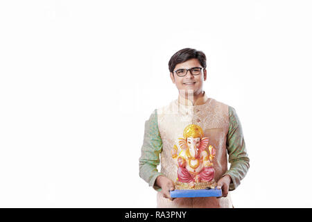 Junge Inder mit Lord Ganesha, Ganesh Festival feiern. Stockfoto
