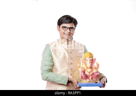 Junge Inder mit Lord Ganesha, Ganesh Festival feiern. Stockfoto