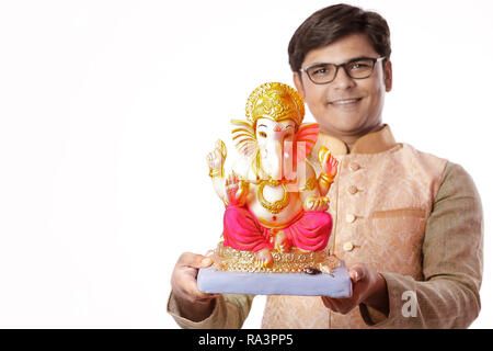 Junge Inder mit Lord Ganesha, Ganesh Festival feiern. Stockfoto