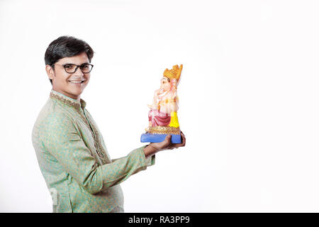 Junge Inder mit Lord Ganesha, Ganesh Festival feiern. Stockfoto