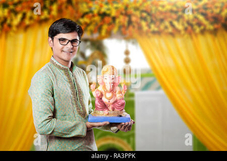 Junge Inder mit Lord Ganesha, Ganesh Festival feiern. Stockfoto