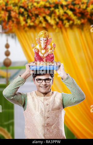 Junge Inder mit Lord Ganesha, Ganesh Festival feiern. Stockfoto
