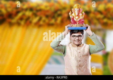 Junge Inder mit Lord Ganesha, Ganesh Festival feiern. Stockfoto