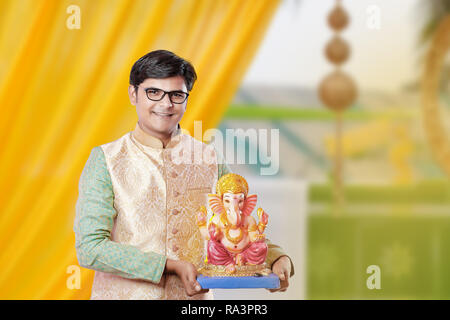 Junge Inder mit Lord Ganesha, Ganesh Festival feiern. Stockfoto