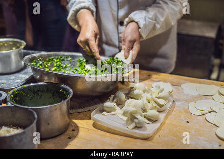 Chinesische Koch Knödel in der Küche Stockfoto