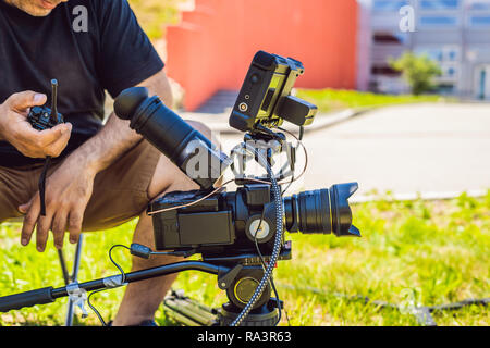 Schießen auf Kino Bühne - kommerzielle Produktion, äußere Lage. Profeccional Kameramann arbeitet die Kamera Stockfoto