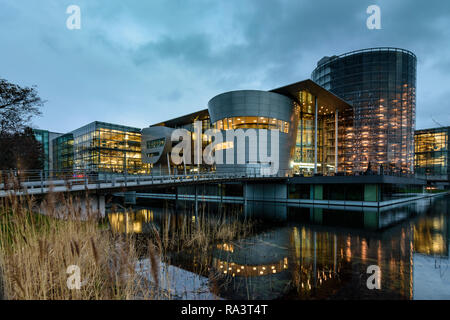 Dresden: Gläsernen Manufaktur (Transparent Factory) von Volkswagen, Schaufenster für Elektromobilität in, Sachsen, Sachsen, Deutschland Stockfoto