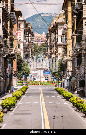 Via Roma - Straße in Genova (Genua, Zena), am Ende der Straße befindet sich das Denkmal von Vittorio Emanuele II, Ligurien, Italien, Europa Stockfoto