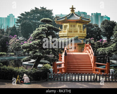 Pavillon der Absolute Perfektion und ein Gärtner Arbeiten in Lian Garrden Hong Kong Stockfoto