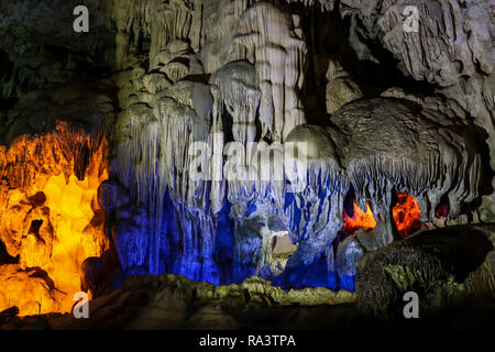 Bunte Höhle in Ha Long Bay, Vietnam Stockfoto