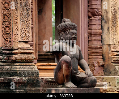 Wächter Schnitzereien an Banteay Srei Tempel aus rotem Sandstein, Kambodscha. Stockfoto