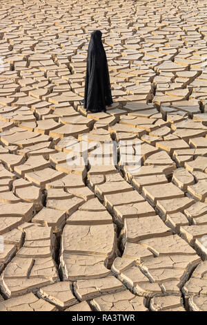 Eine iranische islamische Frauen Modell Tragen des islamischen Schleier oder Kopftuch - auf dem trockenen Lande. Stockfoto