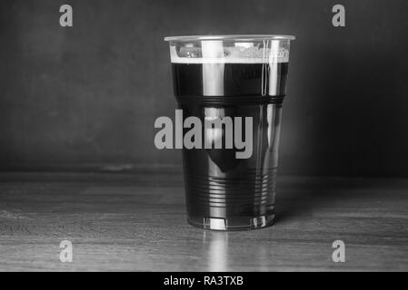 Vintage Schwarz-Weiß-Fotografie. Ein Glas billig Handwerk Bier in der Kneipe oder Bar Stockfoto