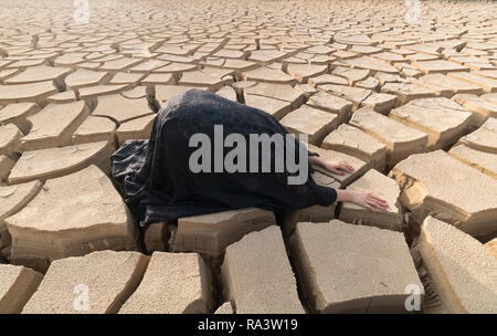 Eine iranische islamische Frauen Modell Tragen des islamischen Schleier oder Kopftuch - auf dem trockenen Lande. Stockfoto