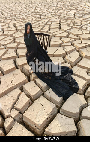 Eine iranische islamische Frauen Modell Tragen des islamischen Schleier oder Kopftuch - auf dem trockenen Lande. Stockfoto