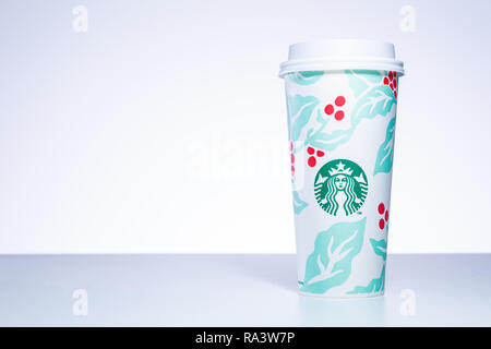 CHIANG MAI, THAILAND - 31. Dezember 2018 - Starbucks mit nach Hause nehmen, Urlaub Tassen in grüne Blume Design Line up auf weißen Tisch gegen den weißen Hintergrund in C Stockfoto