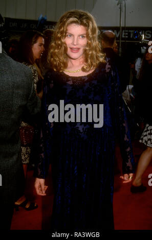 WESTWOOD, CA - 8. JULI: Schauspielerin Rene Russo besucht Weltpremiere von Columbia Pictures'', die in der Linie der Brand" am 8. Juli 1993 bei Mann Dorf Theater in Westwood, Kalifornien. Foto von Barry King/Alamy Stock Foto Stockfoto