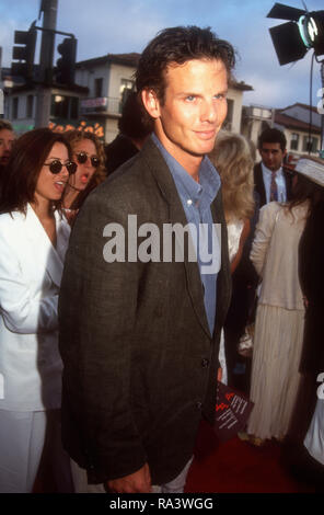 WESTWOOD, CA - 8. JULI: Schauspieler/Regisseur Peter Berg besucht Weltpremiere von Columbia Pictures'', die in der Linie der Brand" am 8. Juli 1993 bei Mann Dorf Theater in Westwood, Kalifornien. Foto von Barry King/Alamy Stock Foto Stockfoto