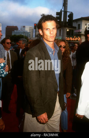 WESTWOOD, CA - 8. JULI: Schauspieler/Regisseur Peter Berg besucht Weltpremiere von Columbia Pictures'', die in der Linie der Brand" am 8. Juli 1993 bei Mann Dorf Theater in Westwood, Kalifornien. Foto von Barry King/Alamy Stock Foto Stockfoto