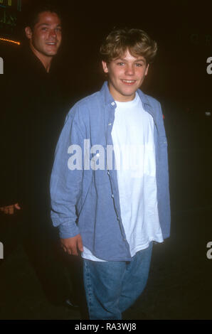 WESTWOOD, CA - 8. JULI: Schauspieler Jason James Richter nimmt Weltpremiere von Columbia Pictures'', die in der Linie der Brand" am 8. Juli 1993 bei Mann Dorf Theater in Westwood, Kalifornien. Foto von Barry King/Alamy Stock Foto Stockfoto