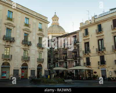 Bronze Lamp Post in Piazza Università, Catania, Sizilien, Italien. Die Kuppel ist, dass von der Kirche der Badia di Sant'Agata. Stockfoto