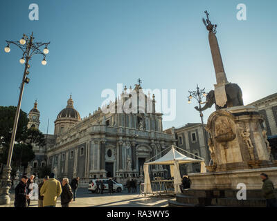 Die Piazza del Duomo mit dem Dom zu St. Agatha (Sant'Agata) und der Elefantenbrunnen, Catania, Sizilien, Italien. Stockfoto